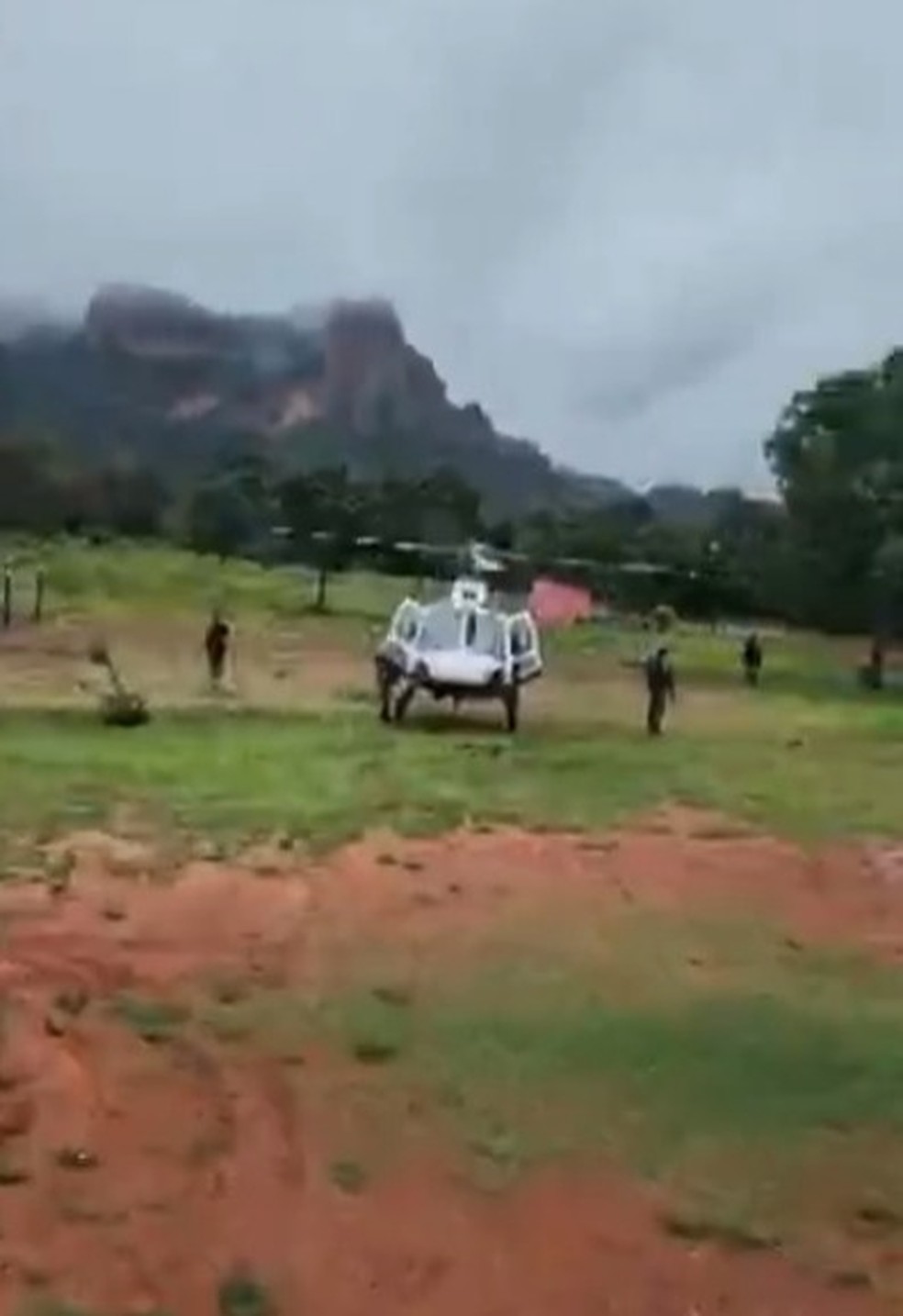 Bombeiros realizaram buscas com auxílio de um helicoptero  — Foto: Reprodução 