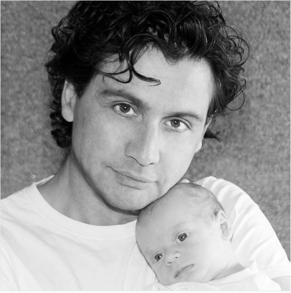 O ator britânico Simon Shelton Barnes, intérprete de Tinky Winky em Teletubbies, com um dos seus filhos (Foto: Instagram)