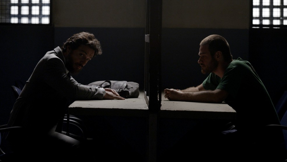Em 'A Força do Querer', Caio (Rodrigo Lombardi) vai visitar Rubinho (Emilio Dantas) na prisão — Foto: Globo