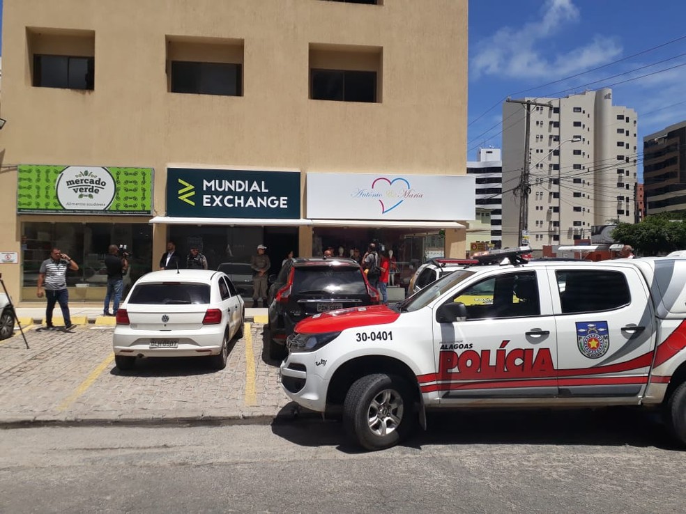 Crime ocorreu em um escritório de câmbio na Ponta Verde — Foto: Mac Cavalcante/TV Gazeta