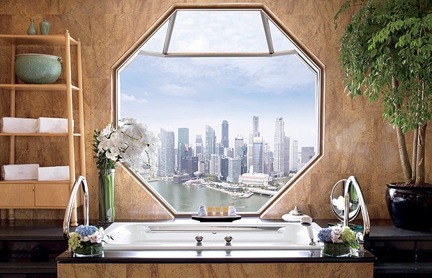 A vista mais especial do Ritz-Carlton Singapura não é exatamente do quarto, mas sim do banheiro. Da banheira localizada estrategicamente, os hóspedes podem relaxar com a paisagem da Marina Bay (Foto: Divulgação)