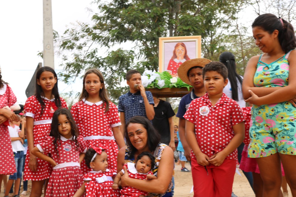 Pais vestem crianças com roupa característica da mártir durante as romarias. — Foto: Reprodução