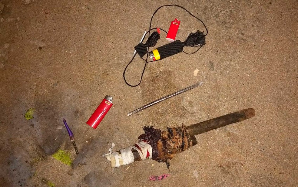 Martelo improvisado, pedaço de vergalhão e esqueiros encontrados em cela de delegacia na Bahia (Foto: Divulgação/SSP-BA)