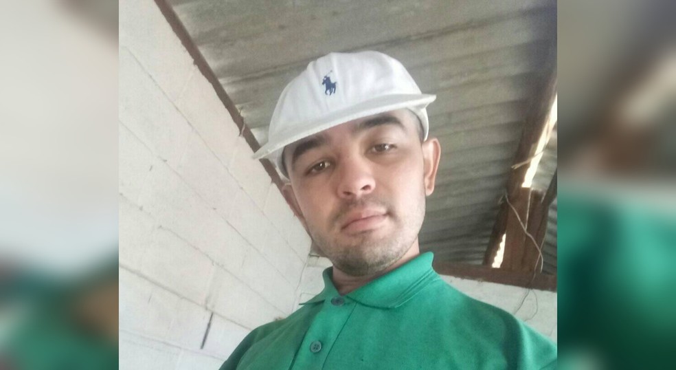O corpo foi encontrado boiando e preso entre galhos em Pilar do Sul (SP) — Foto: Reprodução 