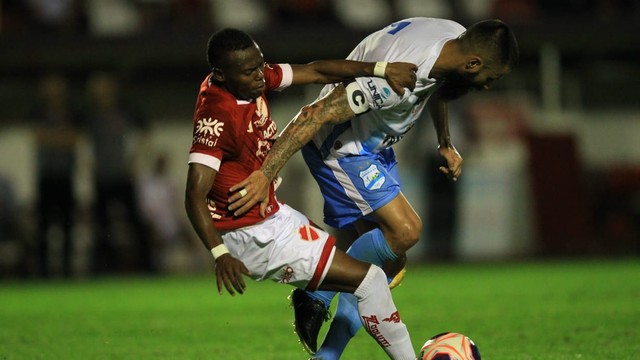 Lucas Silva disputa bola; atacante deu passe para o gol de João Pedro