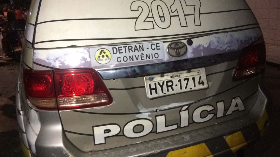 Carro da polícia também foi atingido por bando que atirou contra a abordagem policial (Foto: João Pedro Ribeiro (TV Verdes Mares))