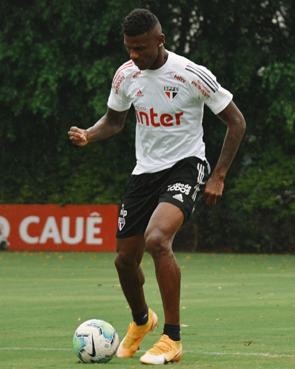 Arboleda cumpriu suspensão e está de volta ao São Paulo — Foto: Divulgação