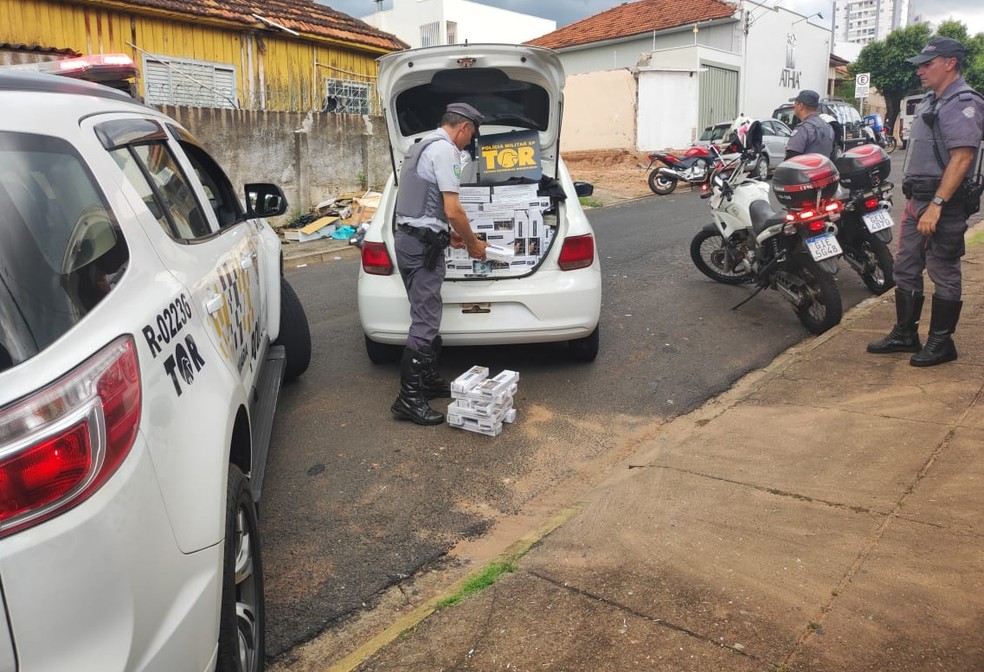 Motorista foi preso em flagrante com 1 mil pacotes de cigarros escondidos no interior do veículo, em Presidente Prudente (SP) — Foto: Polícia Rodoviária