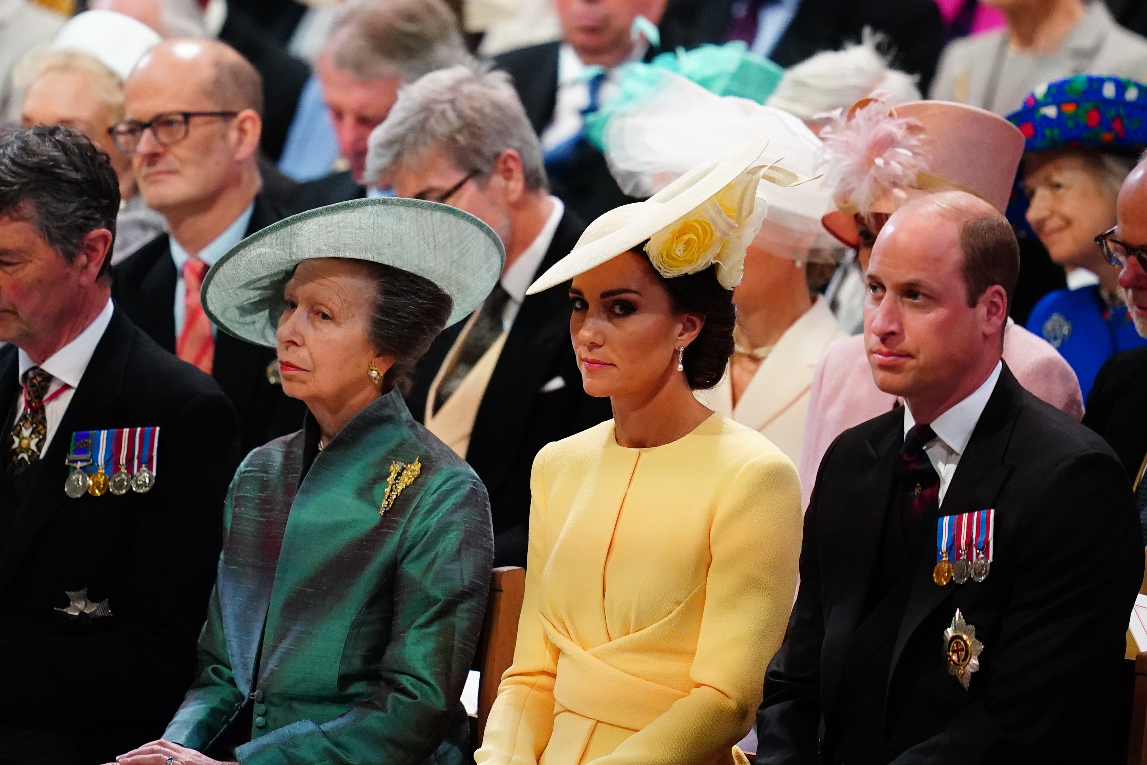 A princesa Anne, a duquesa Kate Middleton e o príncipe William na missa especial na Catedral St. Paul durante as celebrações do Jubileu de Platina da rainha Elizabeth II (Foto: Getty Images)