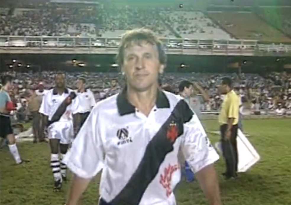Zico com camisa do Vasco na despedida de Dinamite em 93 &mdash; Foto: Reprodu&ccedil;&atilde;o TV Globo