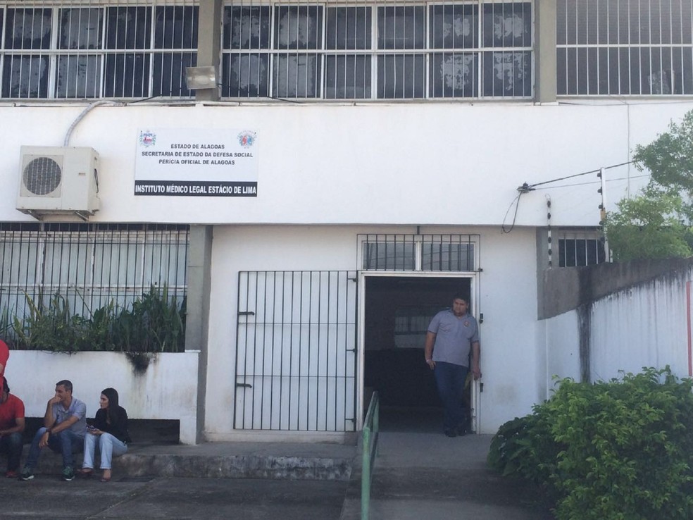 Peritos do IML de Alagoas fazem operação padrão (Foto: Carolina Sanches/G1)