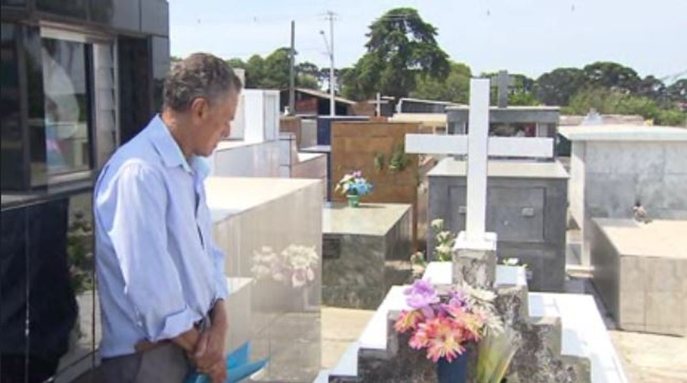 Pai descobre que outra pessoa foi sepultada no túmulo do filho em cemitério de Araucária (Foto: Reprodução/RPC)