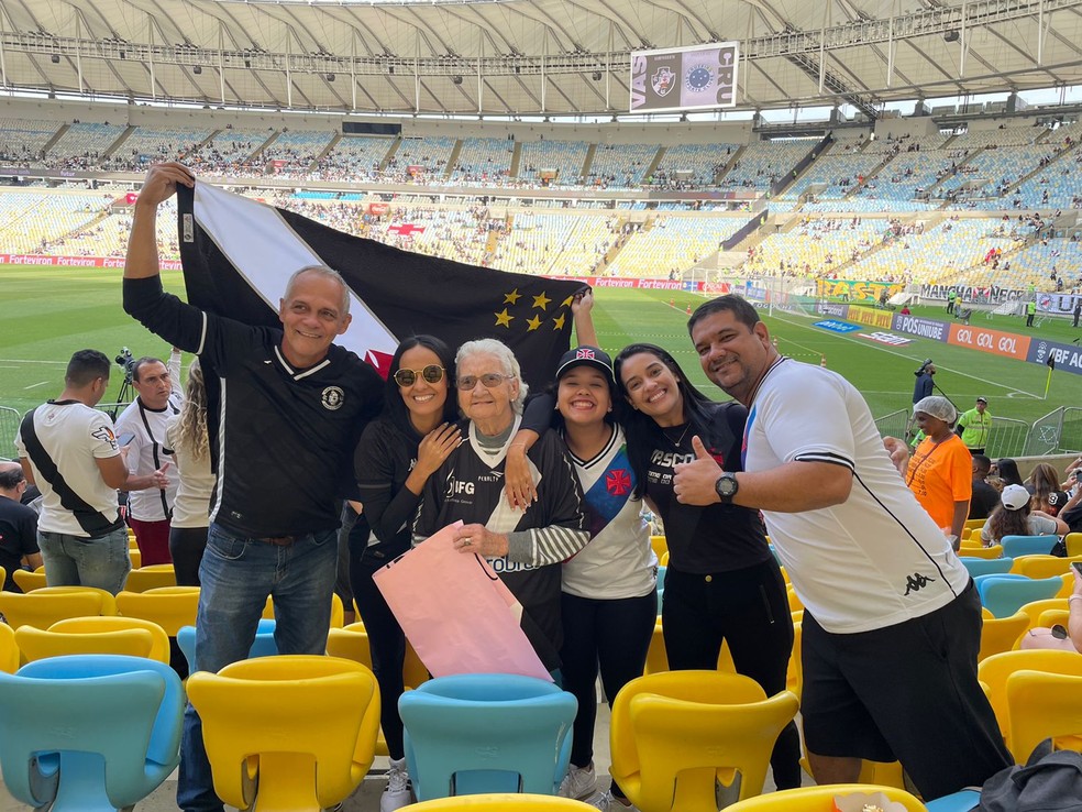 Dona Lúcia e a família no jogo entre Vasco e Cruzeiro, no Maracanã — Foto: Arquivo Pessoal