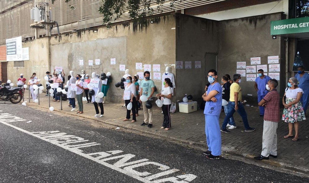Profissionais se reuniram em protesto diante do Hospital Getúlio Vargas, em Teresina — Foto: Murilo Lucena/ TV Clube