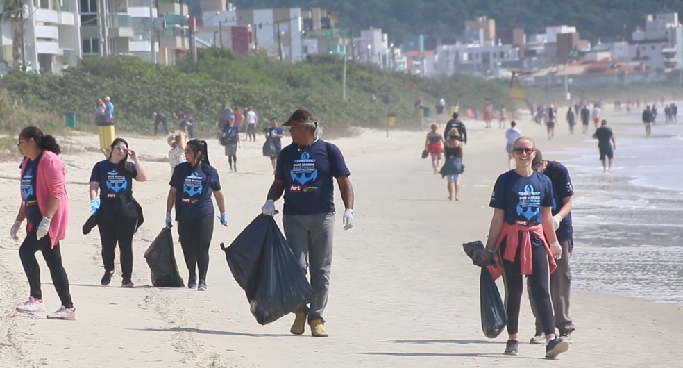 VoluntÃ¡rios percorreram o canto direito da Praia de Palmas â Foto: Acatmar/DivulgaÃ§Ã£o
