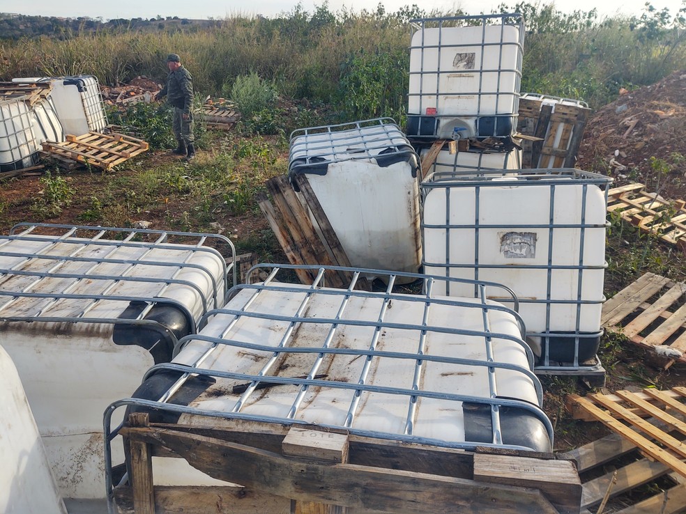 Cerca de 14 tonéis de produtos foram descartados em Piracicaba — Foto: Divulgação/Guarda Civil Municipal