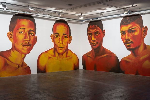 Obra de Eder Oliveira: retrato de detentos de penitenciária do Pará nas paredes da Bienal (Foto: divulgação)