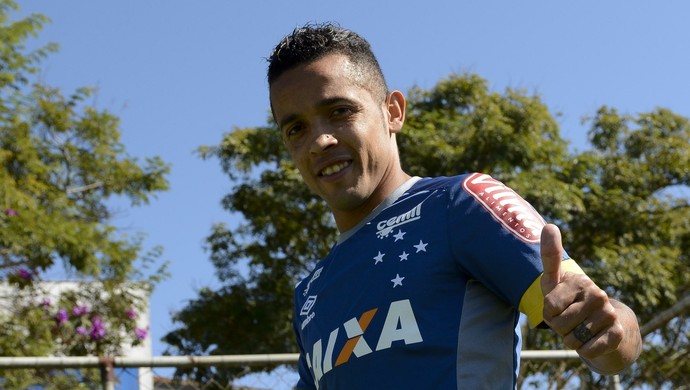 Rafinha revela mágoa e tristeza por poucas oportunidades no São Paulo