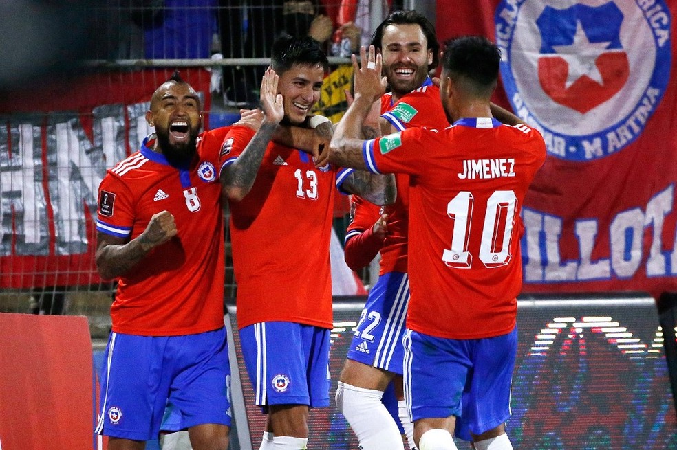 Pulgar, camisa 13, comemora gol do Chile contra a Venezuela &mdash; Foto: AFP