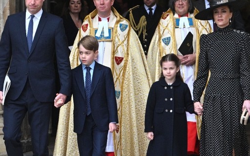 Príncipe William, Kate Middleton e  filhos vão à missa em memória de príncipe Philip