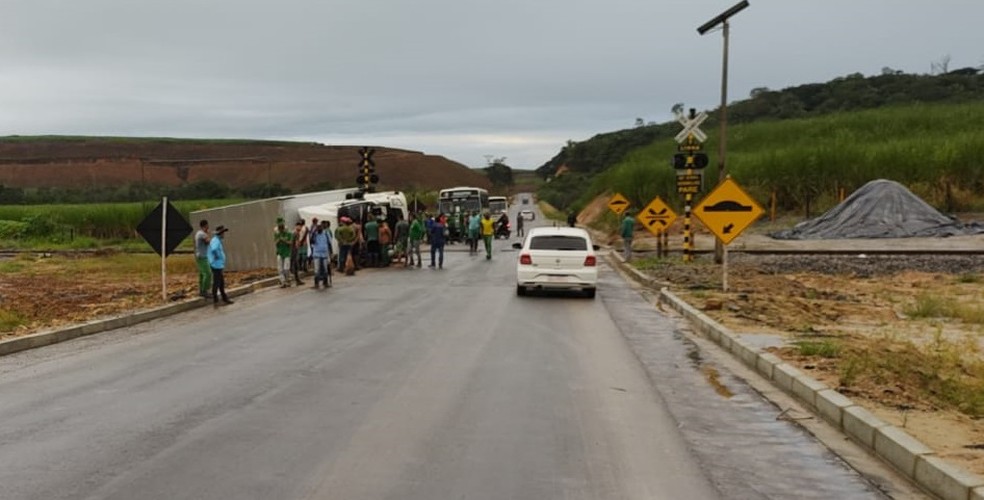 Caminhão colidiu com VLT e tombou em Rio Largo, AL — Foto: Redes sociais 