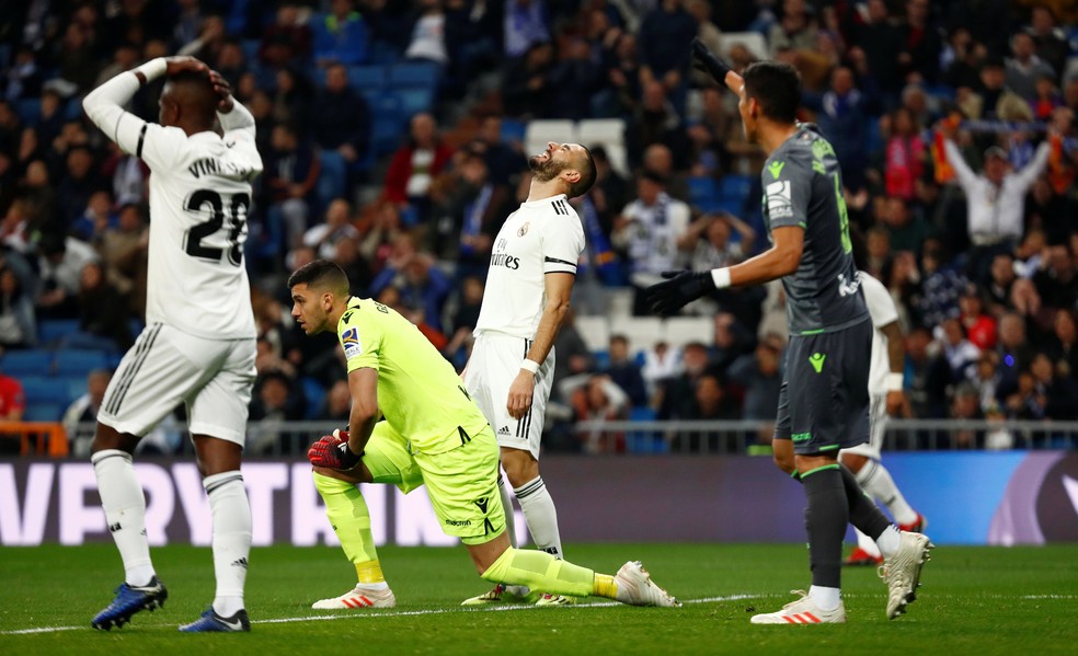Benzema lamenta chance desperdiçada pelo Real Madrid contra a Real Sociedad — Foto: Reuters