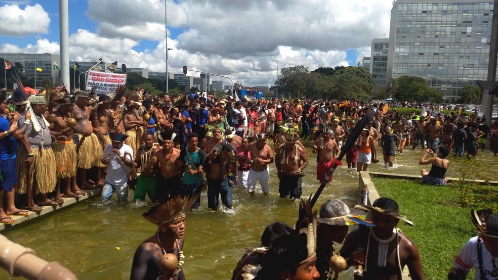 Indígenas entram em espelho d'água do Palácio da Justiça durante marcha do 15º acampamento Terra Livre — Foto: Marília Marques/G1DF
