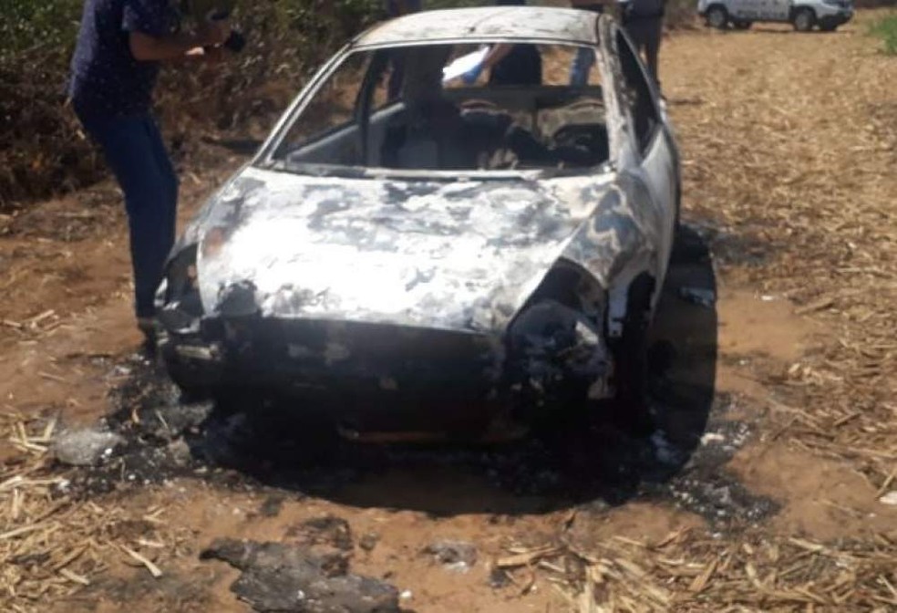 Carro encontrado queimado com os dois corpos em Coroados — Foto: Hoje Mais Araçatuba