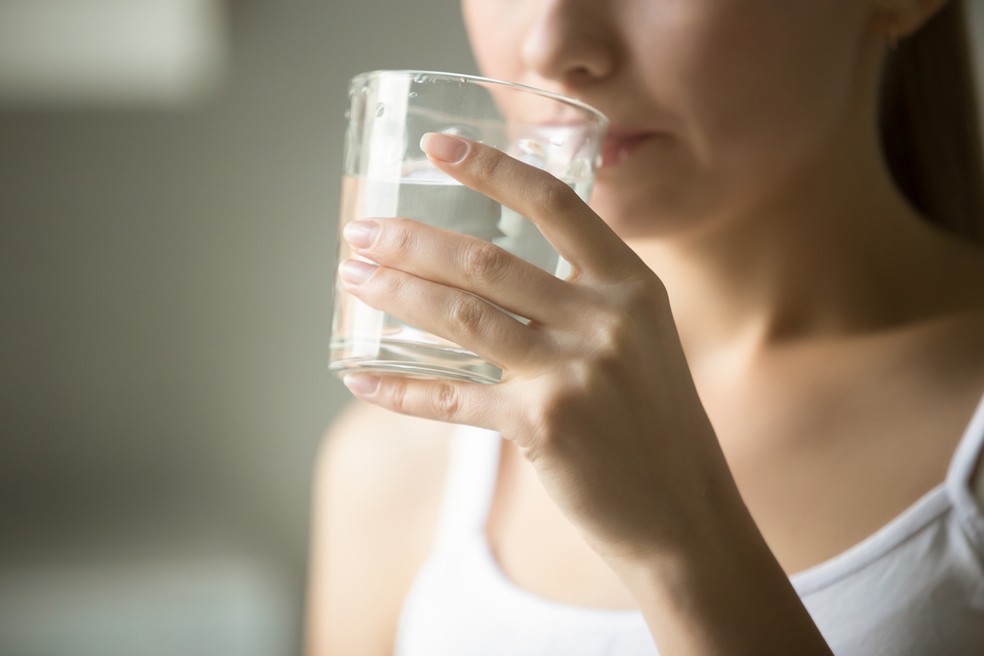 Beber água faz parte dos hábitos saudáveis — Foto: Shutterstock