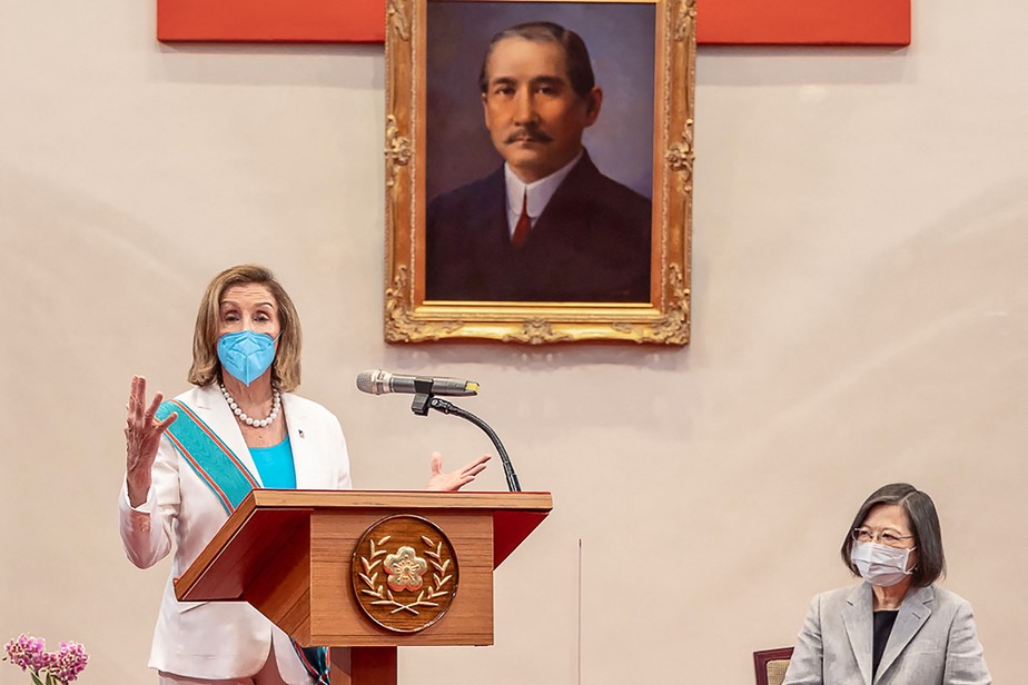 Presidente da Câmara dos Deputados dos EUA, Nancy Pelosi (E), faz discurso em Taipei, ao lado da presidente de Taiwan, Tsai Ing-wen