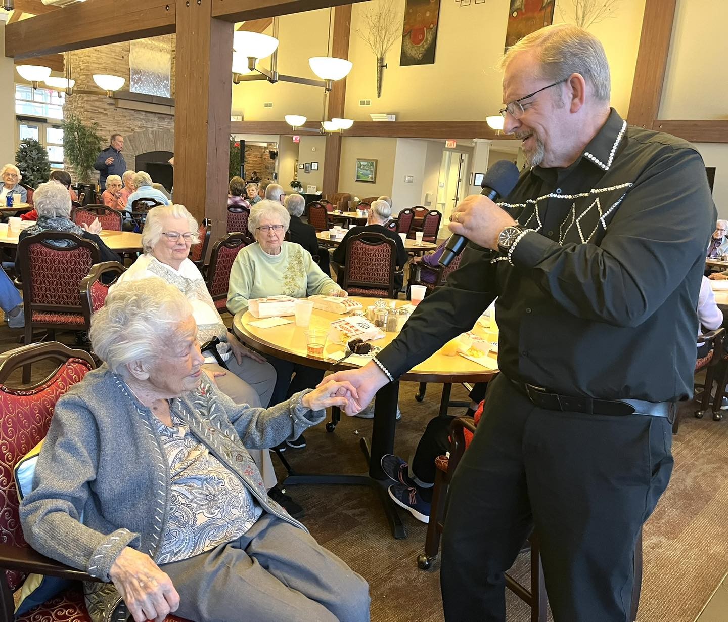 Idosa na comemoração do seu aniversário de 102 anos — Foto: Elk Ridge Village Senior Living