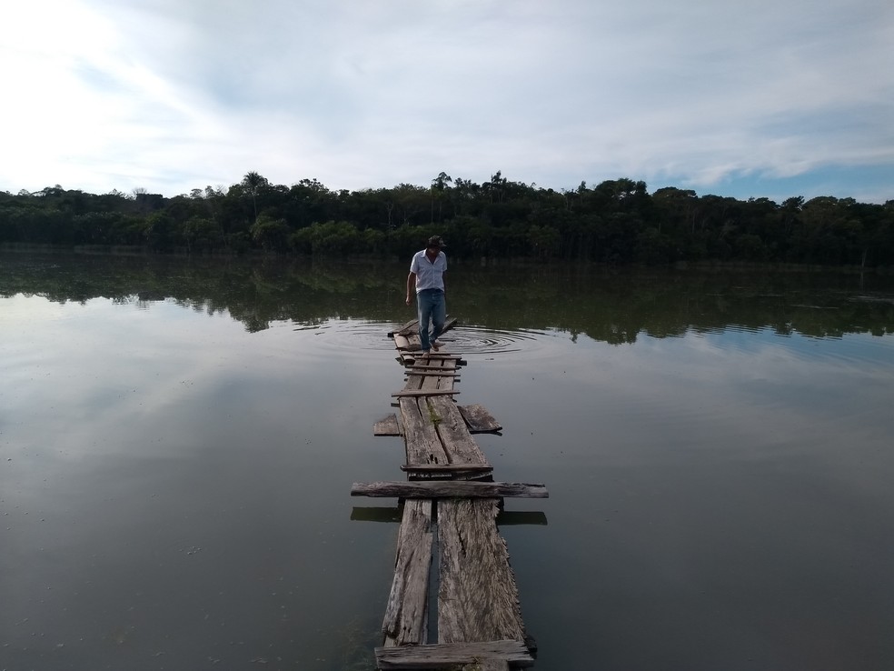 Sitiante diz que encontrou peixes mortos na lagoa — Foto: Eliete Marques/ G1