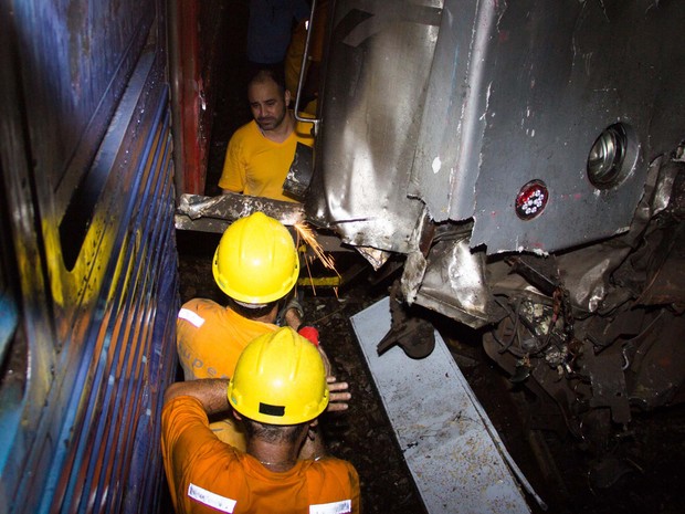 Bombeiros trabalham no resgate aos feridos da colisão entre dois trens em Mesquita, no Rio de Janeiro (Foto: Douglas Viana/Futura Press/Estadão Conteúdo)