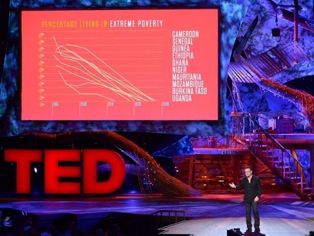 Bono Vox, do U2, usou o Prezi para fazer sua apresentação no circuito global de conferências TED, em fevereiro de 2013. (Foto: Reprodução/TED)