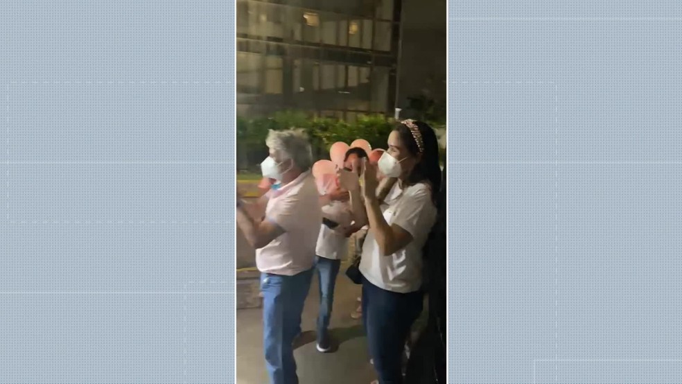 Equipe médica que cuidou de José Soares, de 64 anos, comemorou a alta do paciente — Foto: Reprodução/TV Globo
