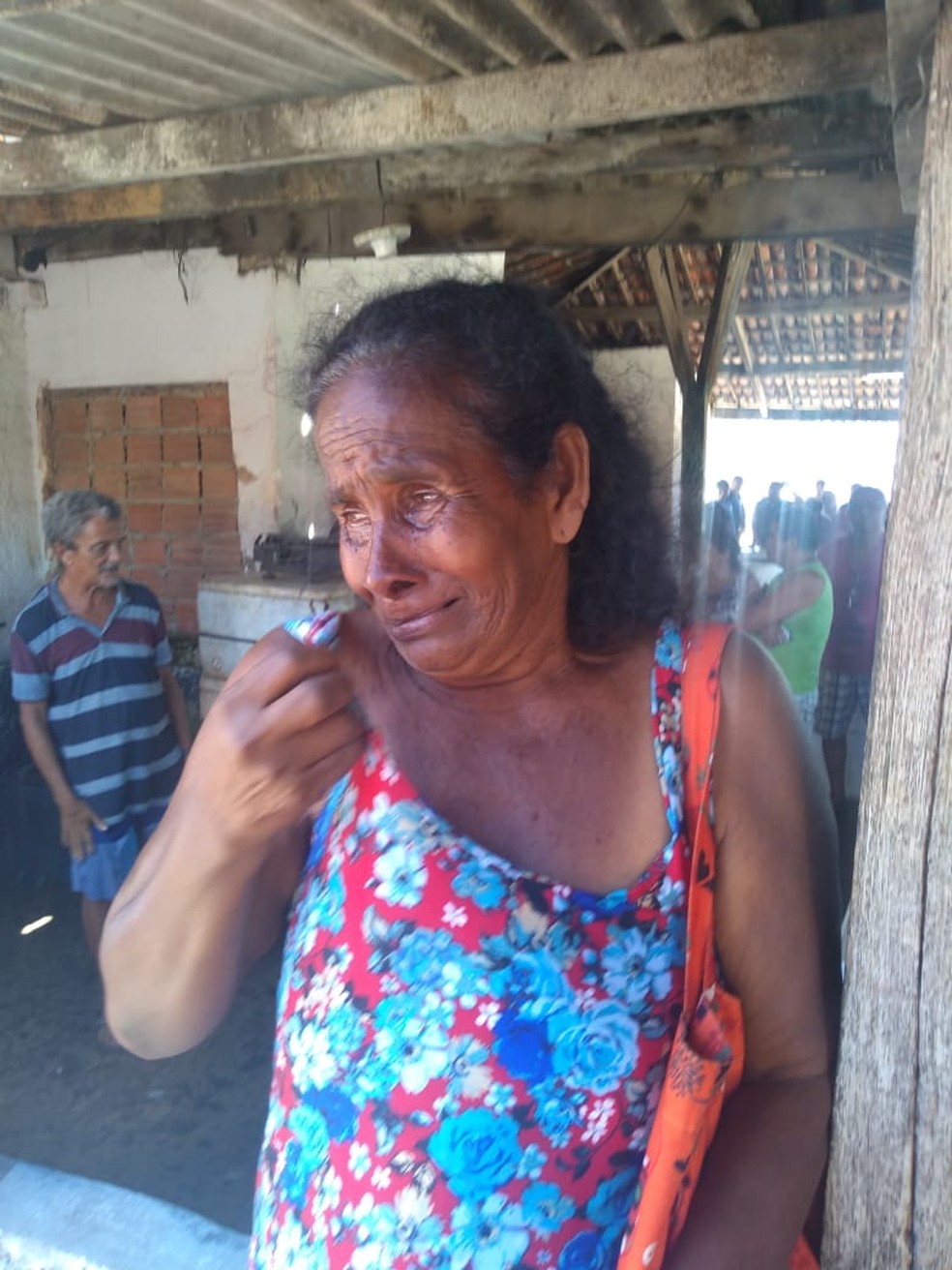 Marisqueira Vanilza da Silva chora ao ser retirada da Balança do Peixe de Jaraguá, em Maceió — Foto: Carolina Sanches/G1