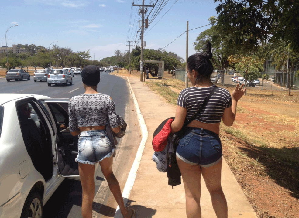 Jovens aliciadas para trabalhar como travestis no DF vinhas de Goiás, Pernambuco e Bahia (Foto: Bianca Marinho, G1)