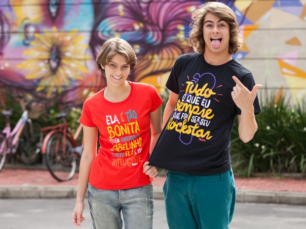 Os atores Isabella Santoni e Rafael Vitti com a camiseta exclusiva da Globo Marcas (Foto: Fabiano Battaglin / Gshow)