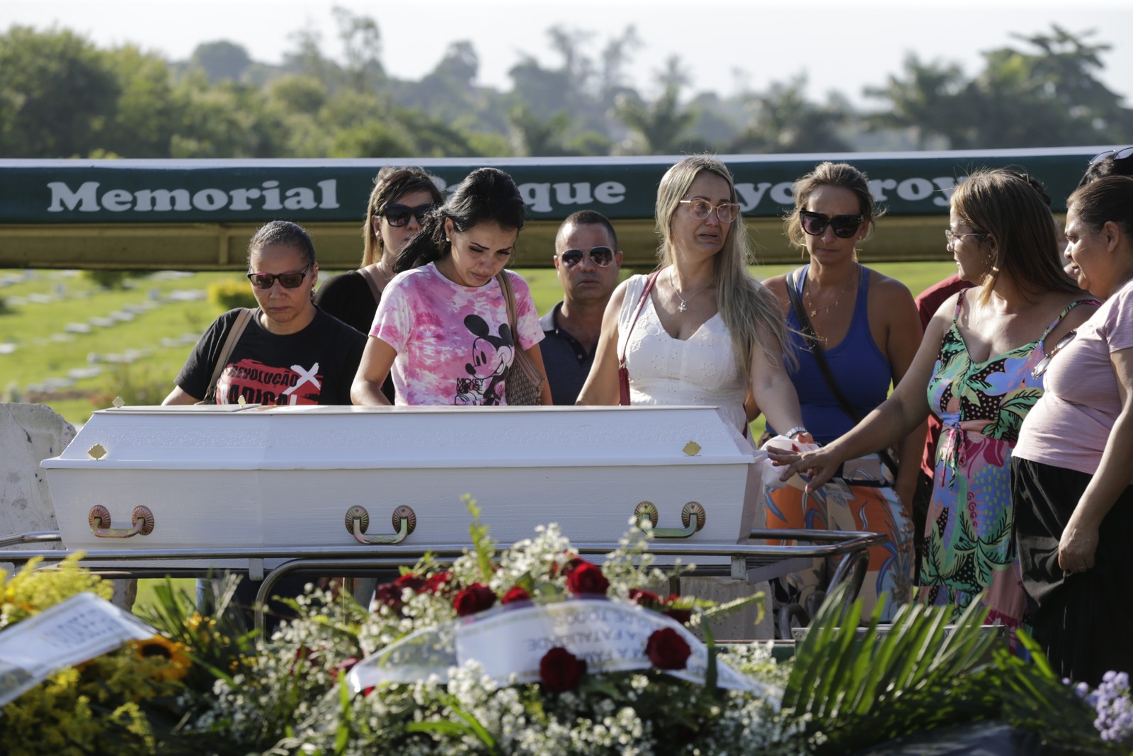 Família estava em carro de passeio atingido por carreta na BR-493. Cinco das oito vítimas morreram no local — Foto: Domingos Peixoto/Agência O Globo