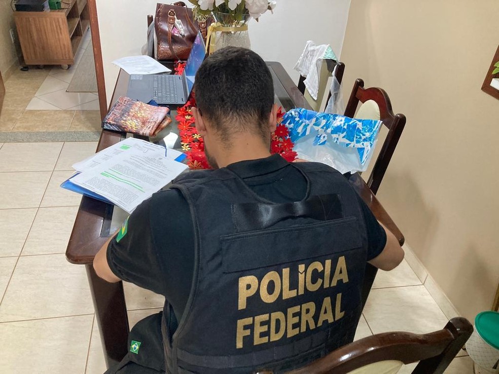 Durante a operação da Polícia Federal em Campos, houve apreensão de celulares, computadores e documentos diversos — Foto: Polícia Federal