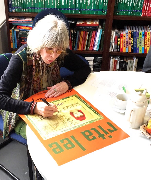 Rita assina o pôster da capa criada por ela para o livro (Foto: Guilherme Samora)