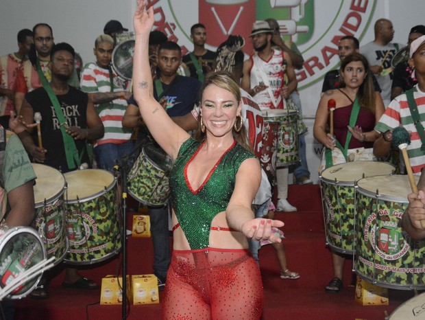 Paolla Oliveira samba na quadra da Grande Rio (Foto: Webert Belicio/Agnews)