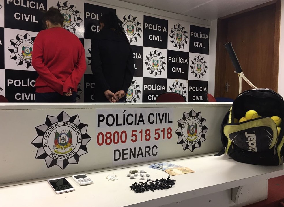 Cocaína é encontrada em bolas de tênis durante revistas da polícia em