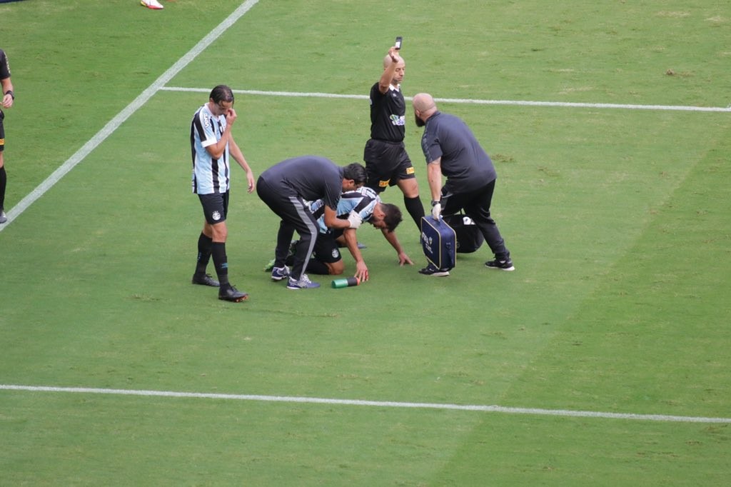 Torcedor do Inter que arremessou celular em jogador do Grêmio assina termo circunstanciado por lesão corporal