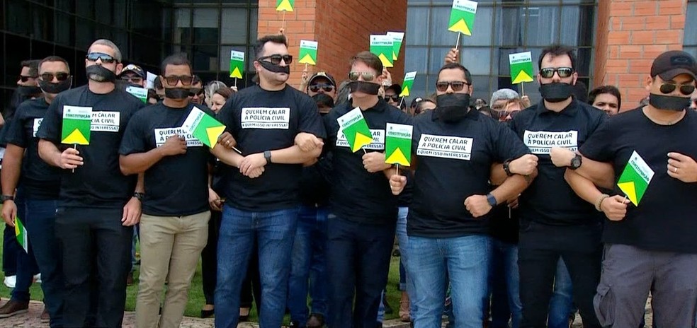 Delegados usam 'mordaça' e protestam contra o Projeto de Lei — Foto: Reprodução/TV Anhanguera