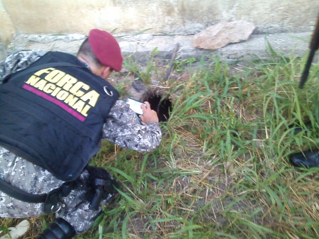 Presos cavaram buraco nos fundos do Centro de Triagem (Foto: Arquivo pessoal)