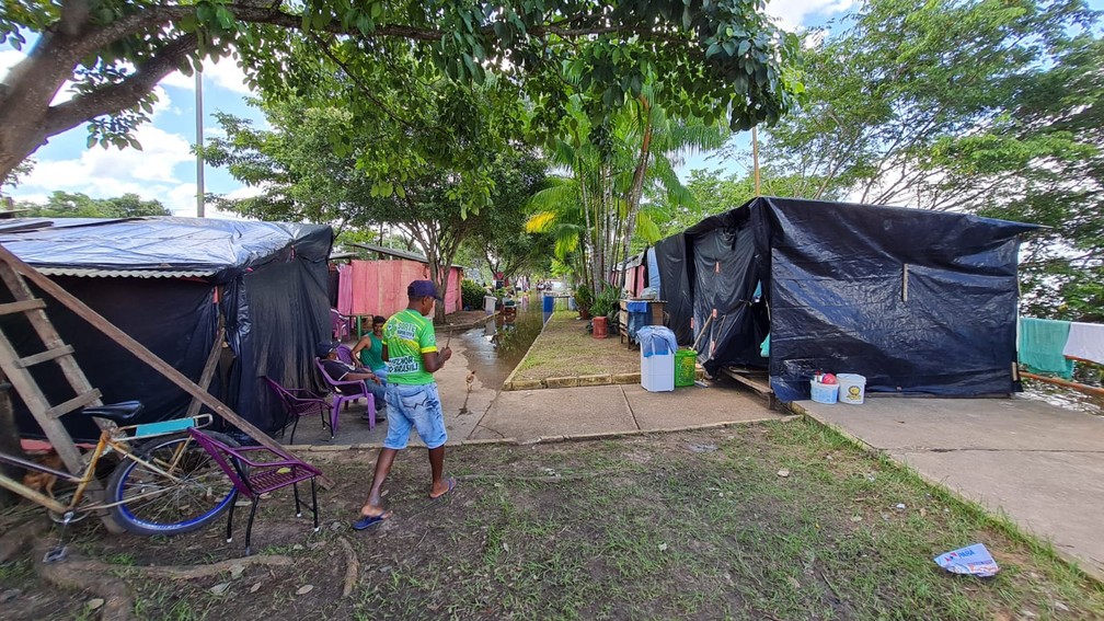 Defesa Civil analisa local de abrigos, após água está alcançando também os espaços construídos para abrigar famílias. — Foto: Jhone Freires/TV Liberal
