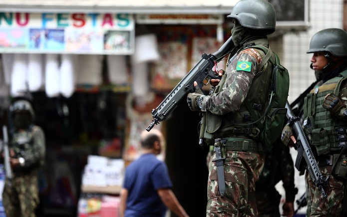Militares fazem operação na Favela da Rocinha, na Zona Sul do Rio, na manhã deste sábado (9) (Foto: Fábio Motta/Estadão Conteúdo)