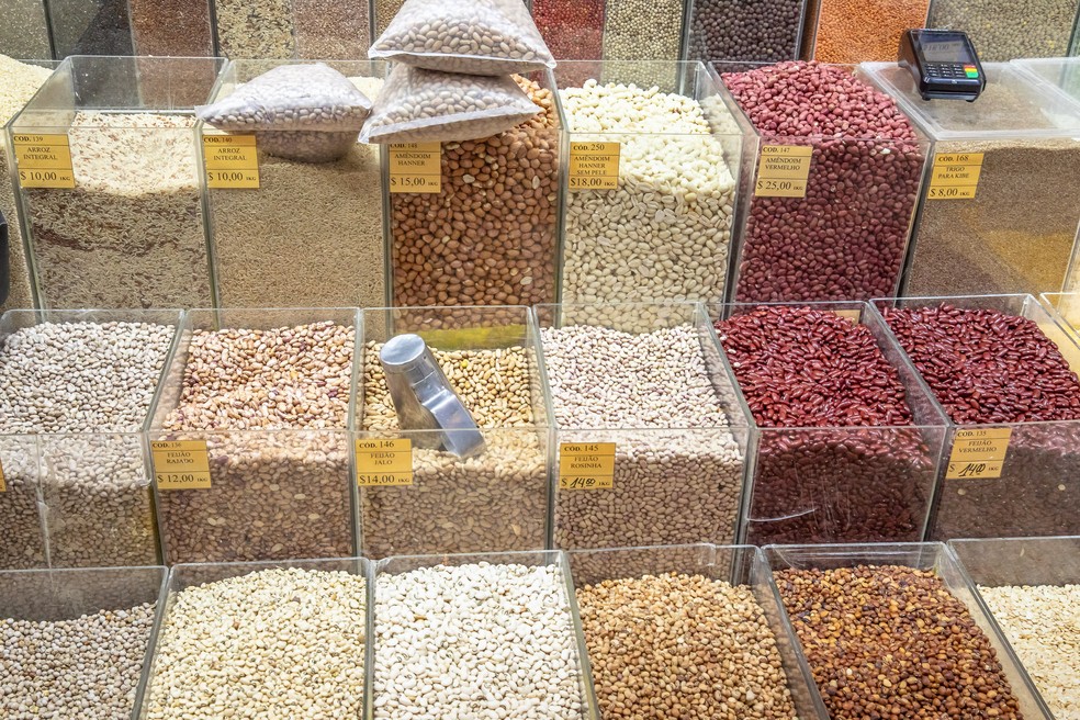 Produtores de arroz e feijão estão importando custos em dólar e exportando em reais. — Foto: Celso Tavares/g1