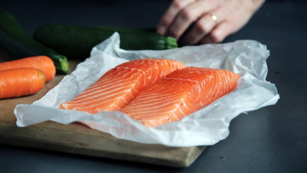 A vitamina D é encontrada apenas em poucos alimentos, como salmão — Foto: Unsplash